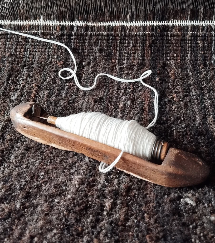 Telar con chivo negro